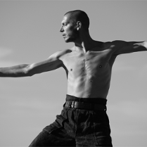 Foto: Mężczyzna z gołym torsem, pozycja taneczna.