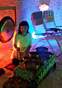 Foto: misy i gongi, w tle 3 leżaki.