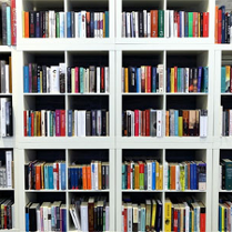 Regały pełne książek.