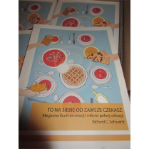 Okładka książki: na stole zastawa obiadowa, na talerzach zupa, ciasto.