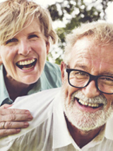 Kobieta i mężczyzna roześmiani.