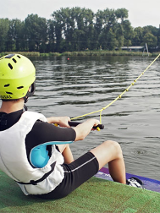 Uczestnik w kasku i piance gotowy do startu