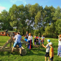 Dzieci bawia się na trawie.