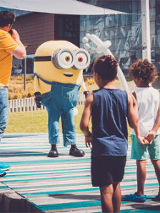 Dzeci w towarzystwie Minionka przed Galerią Malta.