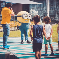 Dzeci w towarzystwie Minionka przed Galerią Malta.