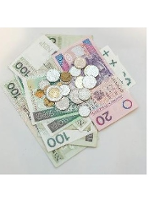 Bilon i banknoty na stole.