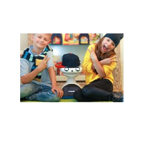 Uśmiechnięci chłopiec i dziewczynka siedzą na podłodze. Między nimi najprawdopodobniej robot w czapce.