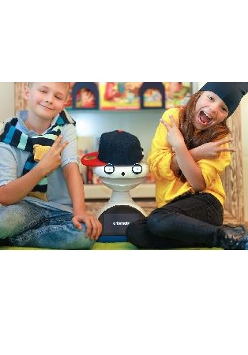 Uśmiechnięci chłopiec i dziewczynka siedzą na podłodze. Między nimi najprawdopodobniej robot w czapce.