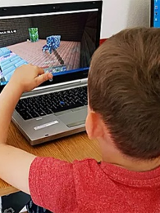 Dziecko najprawdopodobniej gra na laptopie.