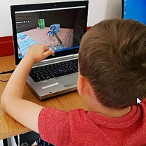 Dziecko najprawdopodobniej gra na laptopie.