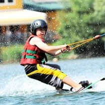 Dziecko na nartach wodnych.