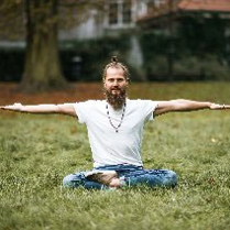 Jogin ćwiczy na trawie.