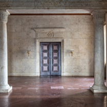 Fotografia przedstawia odnowione wnętrze Holu Trawertynowego, prowadzącego do Sali pod Zegarem.