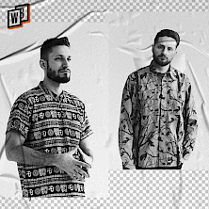 Na zdjęciu widać dwie męskie postacie (członkowie zespołu),