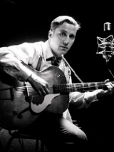 Fotografia wykonana przez Bartka Murackiego przedstawiająca PAwła Sołtysa (pseudonim Pablopavo) grającego na gitarze. Zdjęcie czarno-białe.