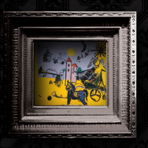 Na czarnym tle w srebrnej ramie widać jeden z obrazów z galerii Jerzego Piotrowicza (abstrakcja).