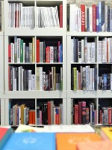 Białe regały z książkami.