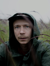 Fotografia piosenkarza Jakuba Skorupki.