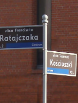 Fotografia tablic z nazwami ulic w Poznaniu.