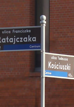 Fotografia tablic z nazwami ulic w Poznaniu.