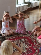 Zdjęcie dzieci podczas zabawy w Bawialni.