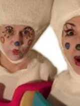 Zdjęcie aktorów grających w spektaklu.