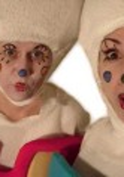 Zdjęcie aktorów grających w spektaklu.