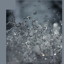 Monochromatyczna fotografia przedstawia w dużym zbliżeniu wzburzoną wodę.