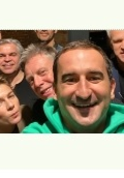 Zdjęcie aktorów grających w spektaklu.