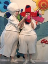 Zdjęcie aktorów grających w spektaklu.