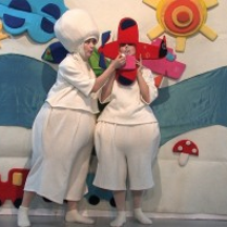 Zdjęcie aktorów grających w spektaklu.