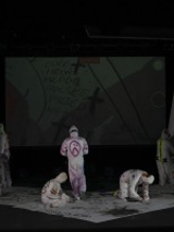 Zdjęcie aktorów grających w spektaklu.