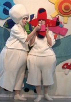 Zdjęcie aktorów grających w spektaklu.