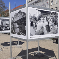 Wystawa na Placu Wolności. Na zdjęciu system wystawienniczy z czarno-białymi planszami przedstawiającymi zdjęcia reportera Andrzeja Szozdy.