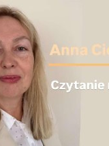 Kobieta w blond włosach, obok napis Anna Ciorga, Czytanie ma sens.