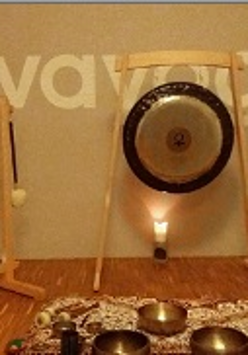 2 gongi wiszą na stojakach, na podłodze ustawione misy.