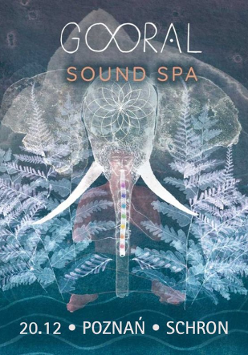 Abstrakcyjna, spokojna grafika w odcieniach błękitu i zieleni. Centralnie znajduje się stylizowana sylwetka medytującej postaci z motywami roślinnymi i geometrycznymi, przypominającymi liście i mandalę.