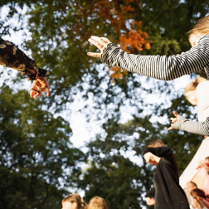 Widok z dołu na bawiące się dzieci w lesie.