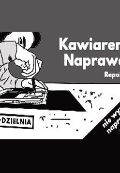 Mężczyzna pochylony nad stołem naprawia małe urządzenie. Po prawej napis "Kawiarenka Naprawcza, Napraw nie wyrzucaj".