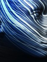 Fragment ludzkiej twarzy, granatowe tło