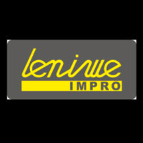 Grafika przedstawia żółty napis leniwe impro na szarym tle.