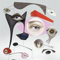 Na szarym tle rozmaite formy geometryczne, a w nich części ludzkiej twarzy: oko, usta, nos. Formy są kolorowe i połączone ze sobą.