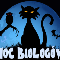 Na grafice na tle niebieskiego księżyca czarne postci kota, sowy i nietoperza. Na dole napis noc biologów.