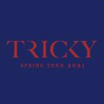 Na niebieskim tle czerwony napis Tricky.