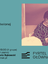 Grafika zawiera informacje dotyczące warsztatów poezji mówionej prze/przyszłość w ramach rezydencji społeczno-artystycznych. Po prawej stronie znajduje się fotografia, na której widać starszą kobietę czytającą coś z kartki trzymanej w dłoniach.