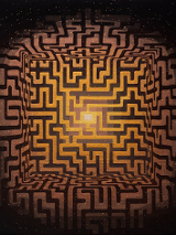 Na grafice jedna z prac z motywem labiryntu.