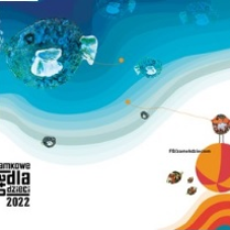 Grafika - plakat zapowiadający tegoroczną edycję Zamkowego Lata dla Dzieci - u góry obrazu w morskich falach pływają ceramiczne rybki, u dołu obrazka na plażowej piłce stoi wykonany w zamkowej pracowni ceramiki, gliniany ptaszek.