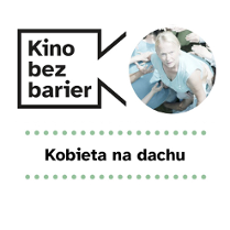 Grafika przedstawia logo Kina bez barier na białym tle i kadrem z filmu w okręgu. Kadr przedstawia kobietę widzianą z wysokości i patrzącą w górę. Poniżej duży czarny tytuł "Kobieta na dachu" pomiędzy rzędami zielonych kropek.
