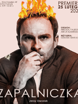 Na bladoróżowym tle fragment postaci mężczyzny w brązowej marynarce. Mężczyzna trzyma dłoń przy ustach, patrząc wprost w obiektyw, na ramieniu marynarka ma białą plamę. W tle napisy informujące o wydarzeniu.