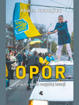 Okładka książki. W centralnej części fotografii widać kobietę stojącą na samochodzie, w ręku trzyma flagę w barwach Ukrainy. W tle dostrzec można tłum ludzi.
